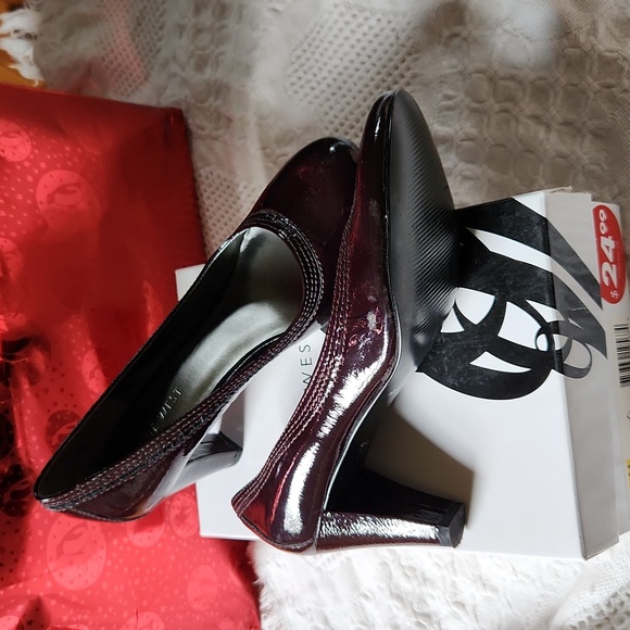 Pumps - Picture 2 of 4